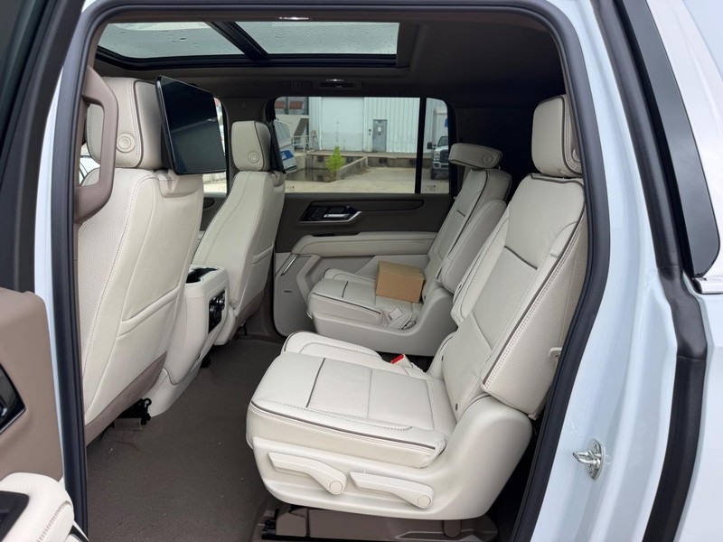 GMC Yukon XL Vehicle Full-screen Gallery Image 9