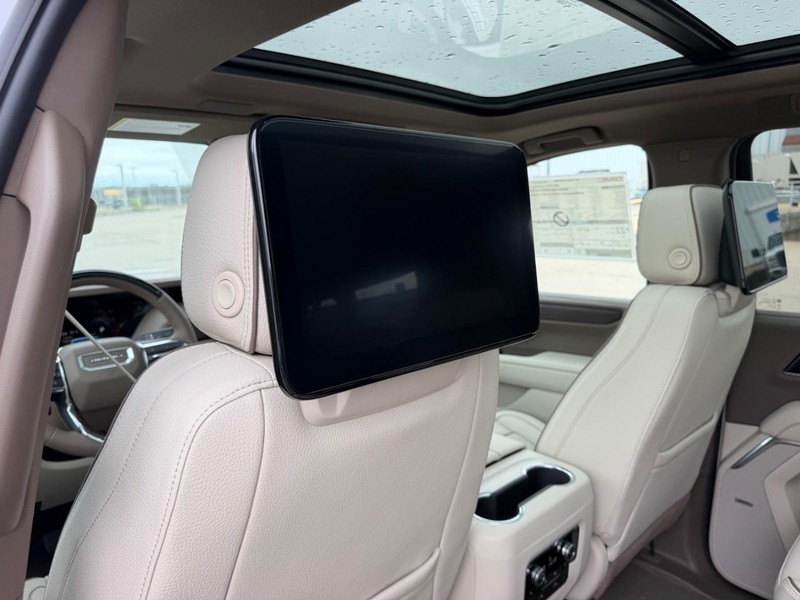 GMC Yukon XL Vehicle Full-screen Gallery Image 11