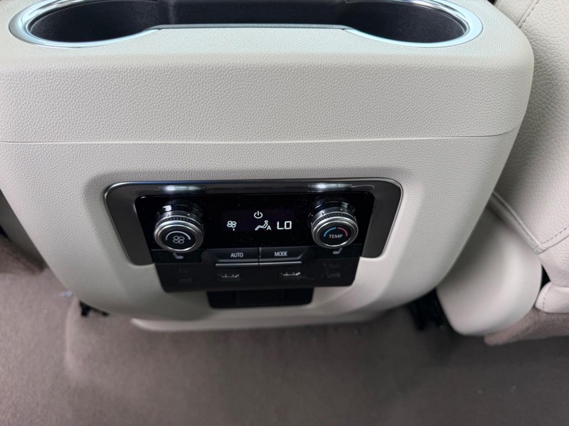 GMC Yukon XL Vehicle Full-screen Gallery Image 12