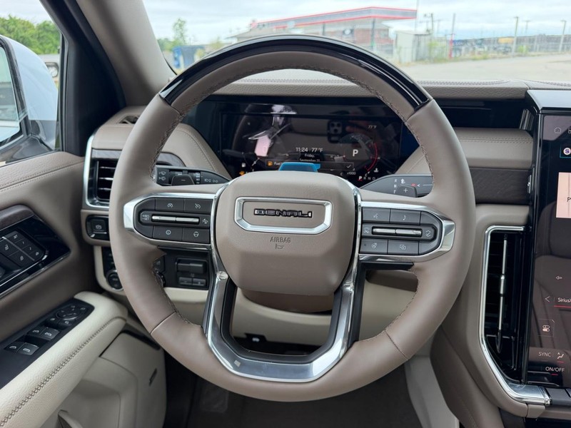 GMC Yukon XL Vehicle Full-screen Gallery Image 14