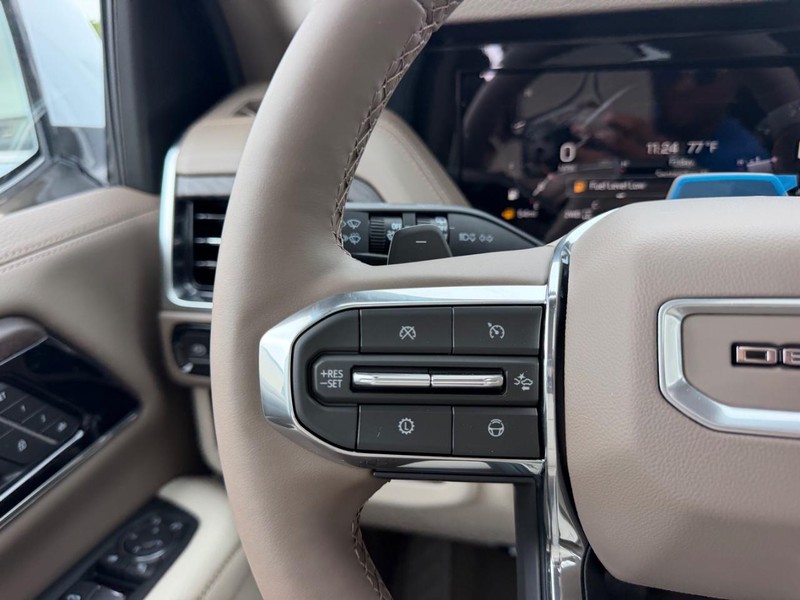 GMC Yukon XL Vehicle Full-screen Gallery Image 15