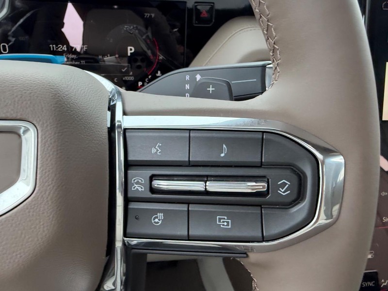 GMC Yukon XL Vehicle Full-screen Gallery Image 16