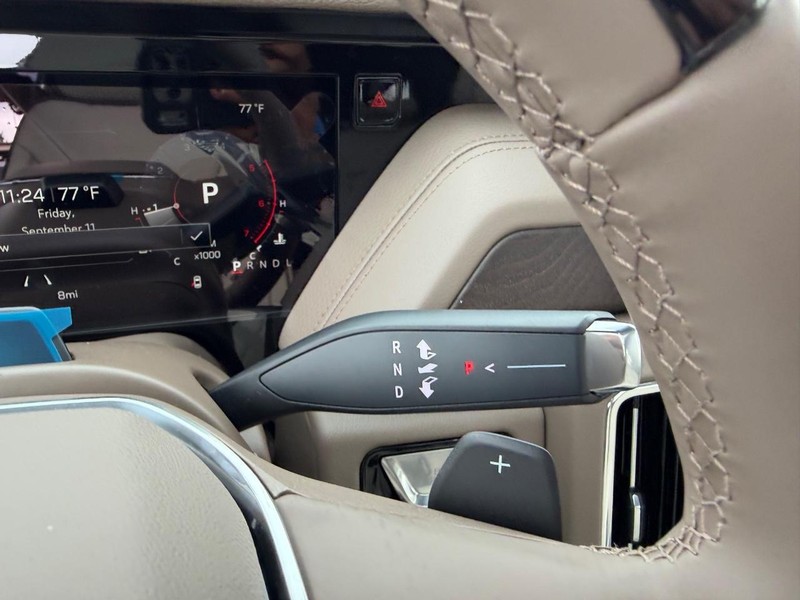 GMC Yukon XL Vehicle Full-screen Gallery Image 17