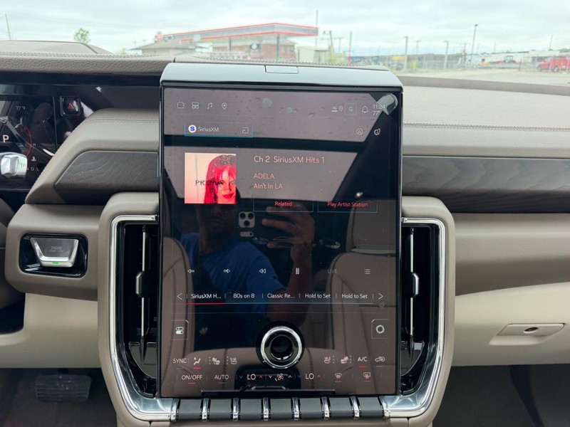GMC Yukon XL Vehicle Full-screen Gallery Image 18