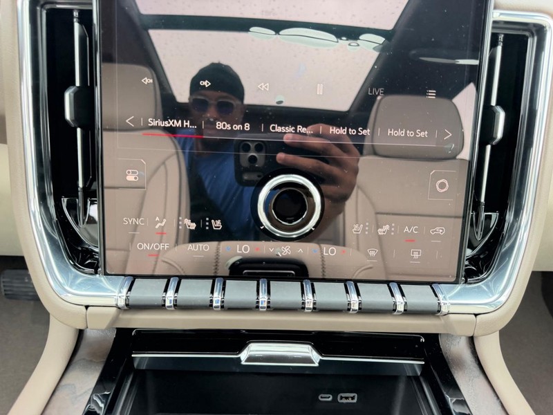 GMC Yukon XL Vehicle Full-screen Gallery Image 19