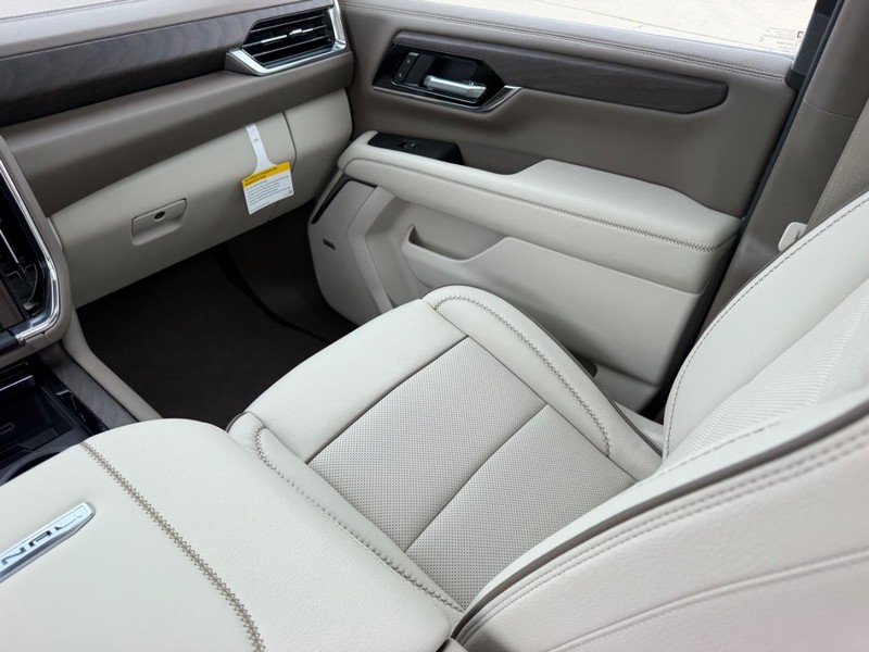 GMC Yukon XL Vehicle Full-screen Gallery Image 20