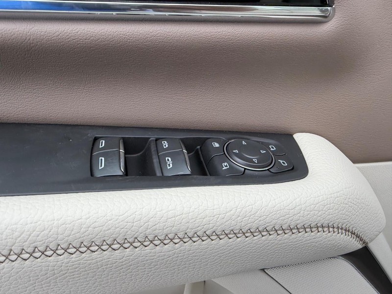 GMC Yukon XL Vehicle Full-screen Gallery Image 21