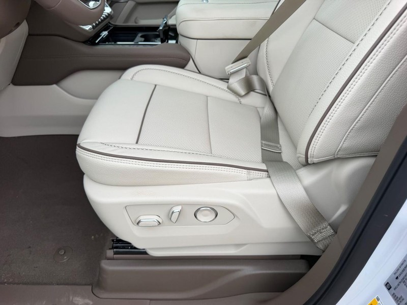 GMC Yukon XL Vehicle Full-screen Gallery Image 23