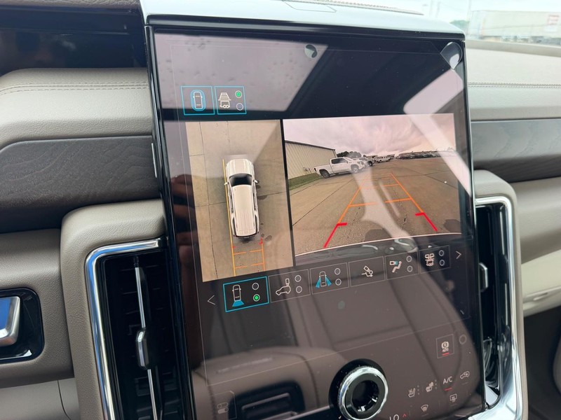 GMC Yukon XL Vehicle Full-screen Gallery Image 25