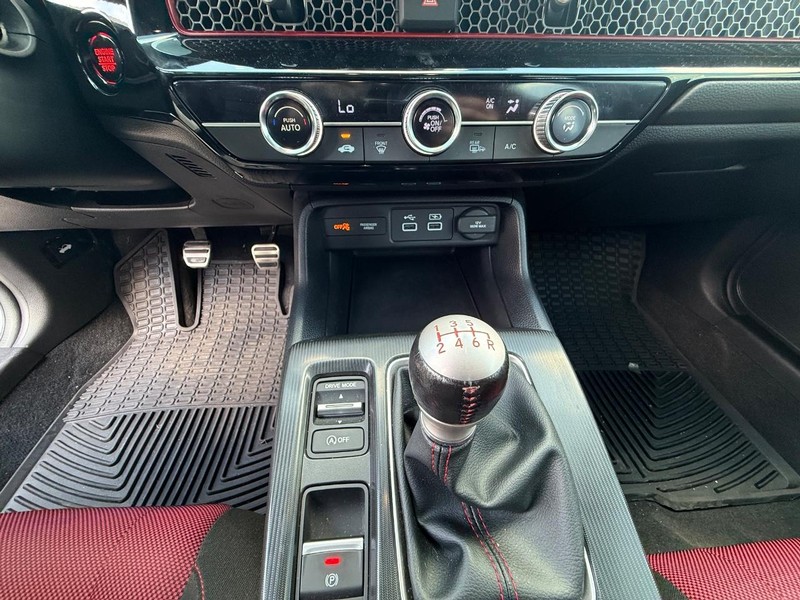 Honda Civic Si Vehicle Full-screen Gallery Image 15
