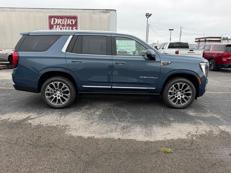 GMC Yukon Vehicle Full-screen Gallery Image 2