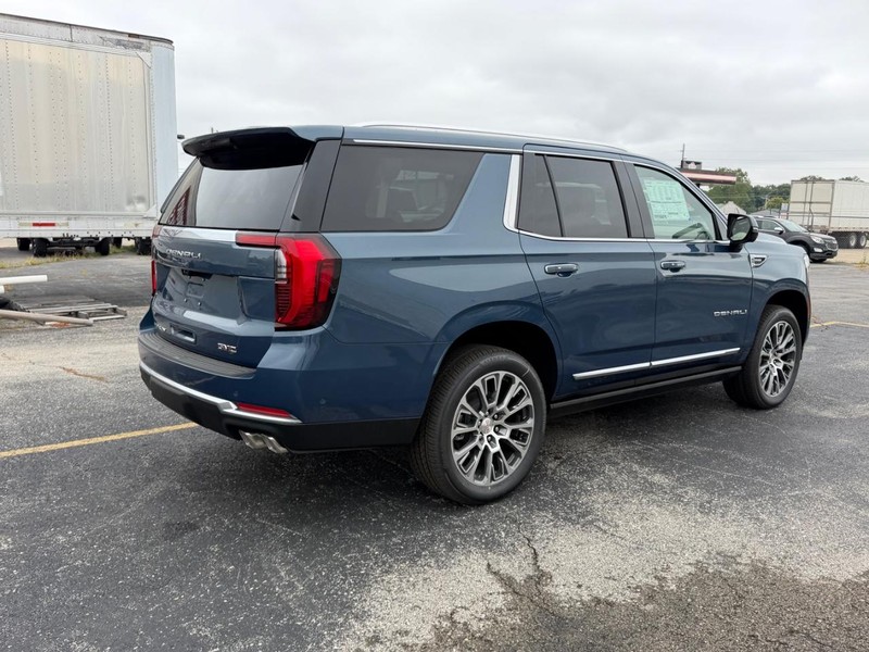 GMC Yukon Vehicle Full-screen Gallery Image 3