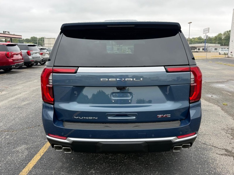GMC Yukon Vehicle Full-screen Gallery Image 4