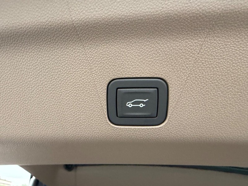 GMC Yukon Vehicle Full-screen Gallery Image 6