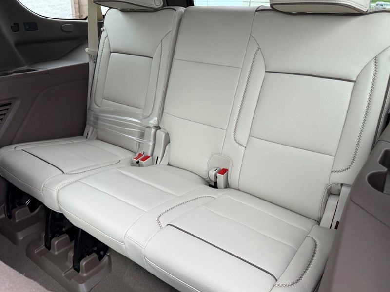 GMC Yukon Vehicle Full-screen Gallery Image 8