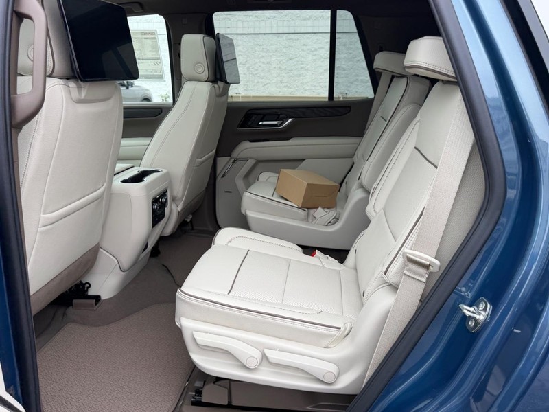 GMC Yukon Vehicle Full-screen Gallery Image 9