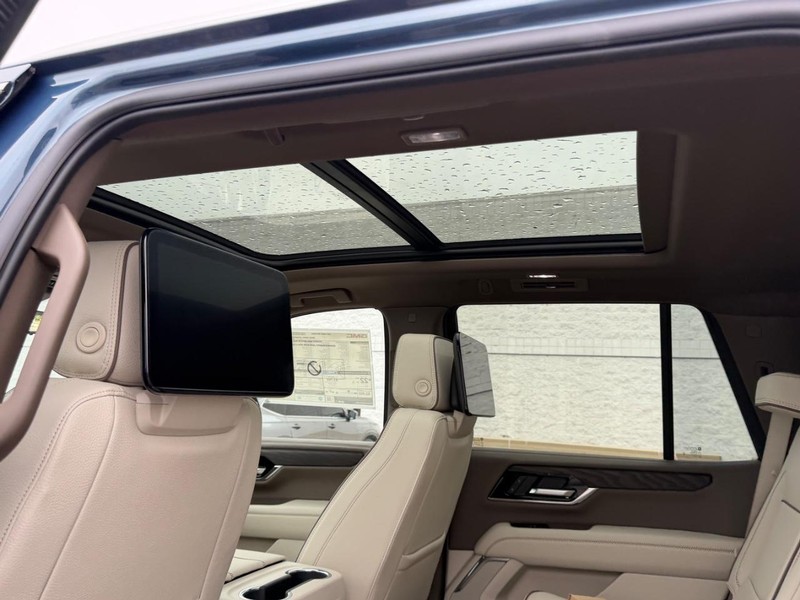 GMC Yukon Vehicle Full-screen Gallery Image 10