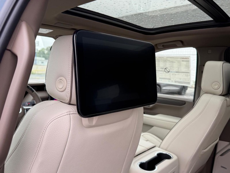 GMC Yukon Vehicle Full-screen Gallery Image 11