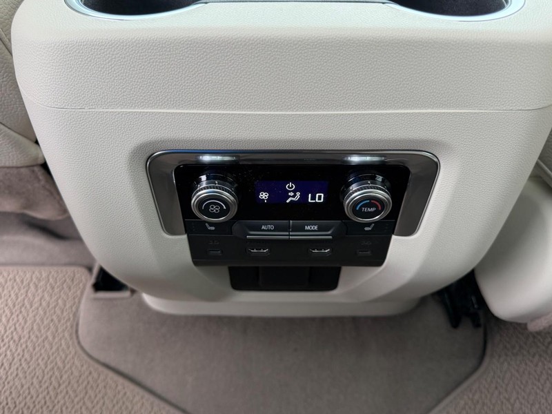GMC Yukon Vehicle Full-screen Gallery Image 12
