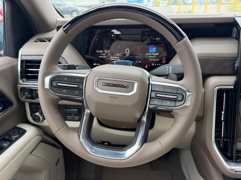 GMC Yukon Vehicle Full-screen Gallery Image 14