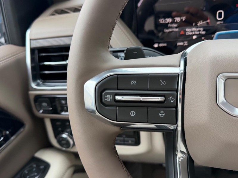 GMC Yukon Vehicle Full-screen Gallery Image 15