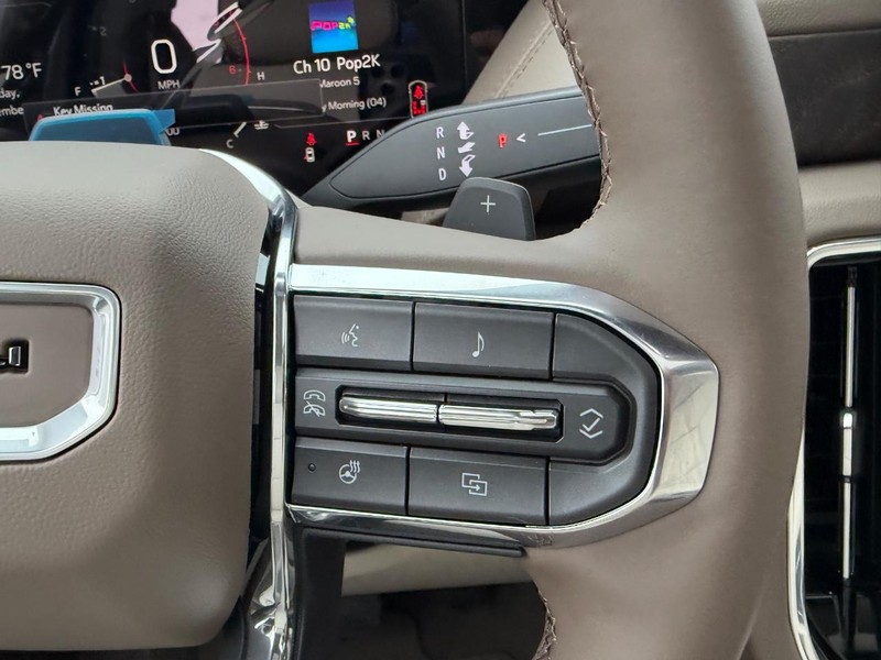 GMC Yukon Vehicle Full-screen Gallery Image 16