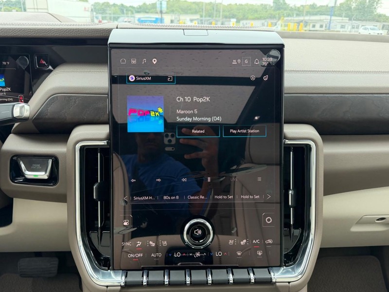 GMC Yukon Vehicle Full-screen Gallery Image 18