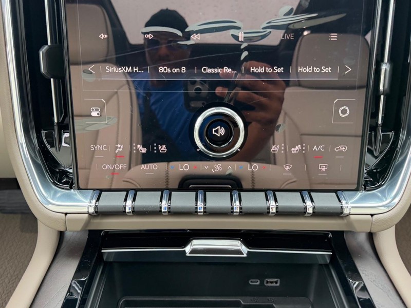 GMC Yukon Vehicle Full-screen Gallery Image 19