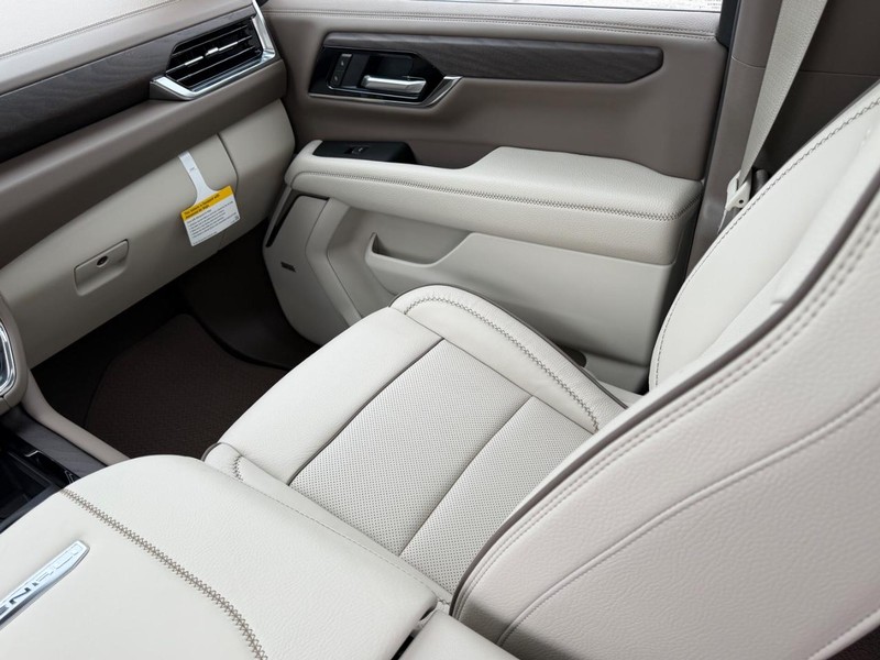 GMC Yukon Vehicle Full-screen Gallery Image 20