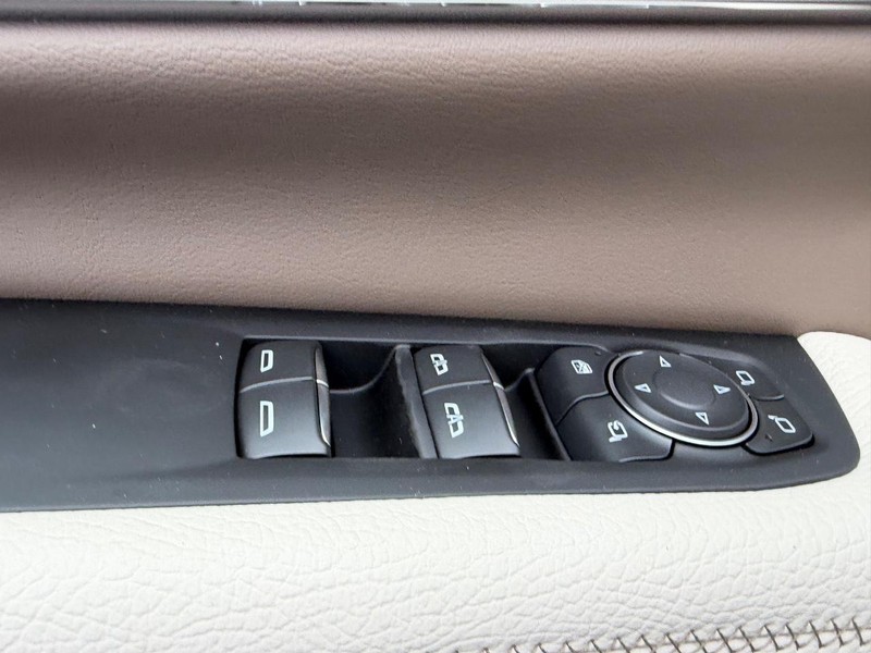 GMC Yukon Vehicle Full-screen Gallery Image 21