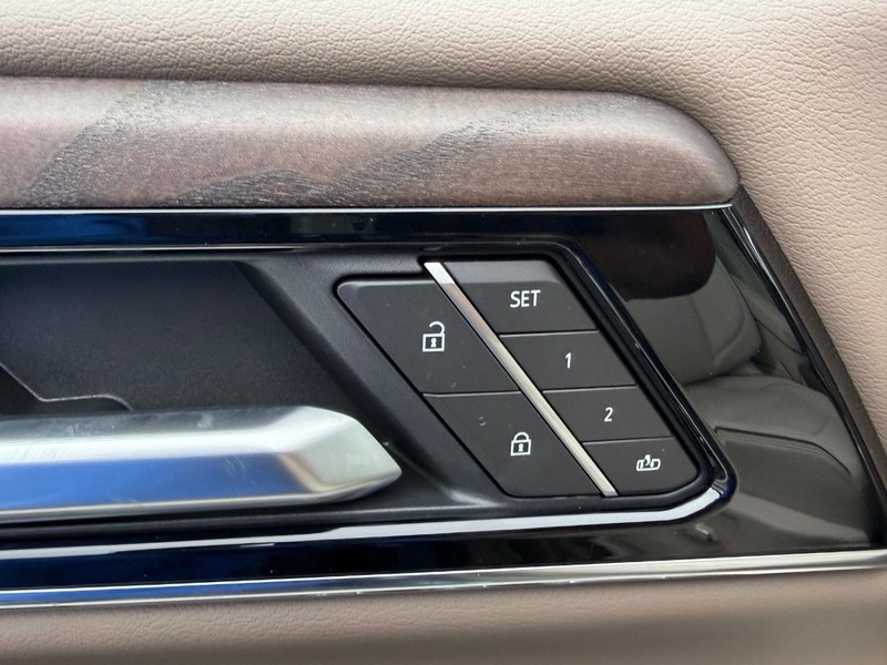 GMC Yukon Vehicle Full-screen Gallery Image 22