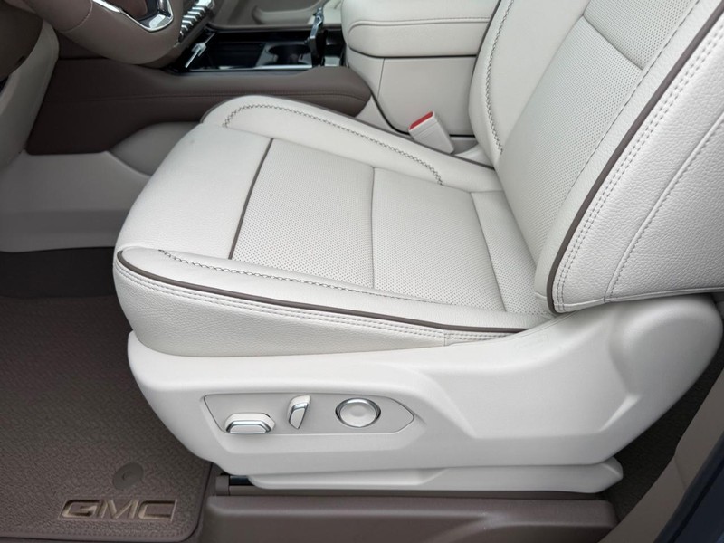 GMC Yukon Vehicle Full-screen Gallery Image 23