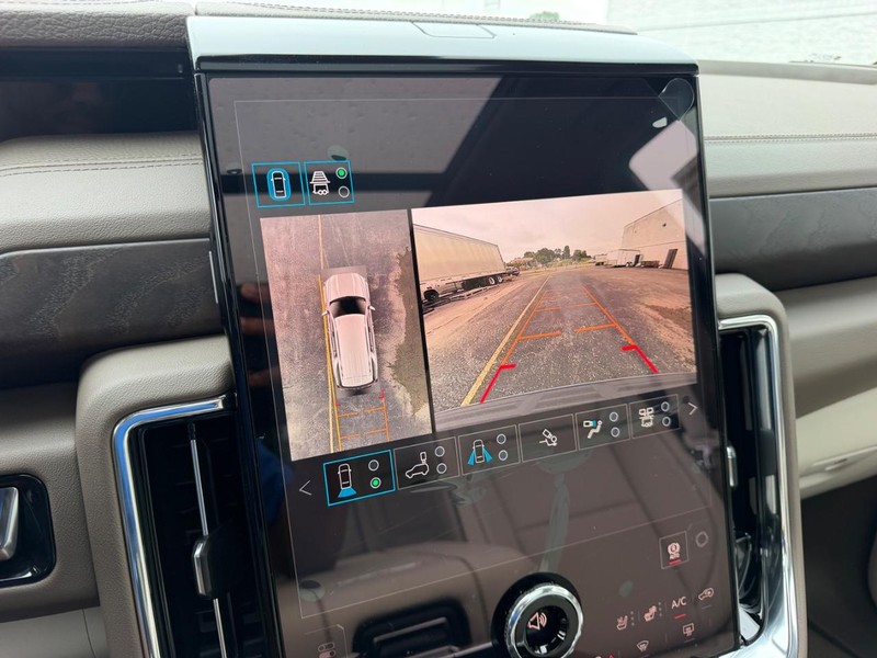 GMC Yukon Vehicle Full-screen Gallery Image 25