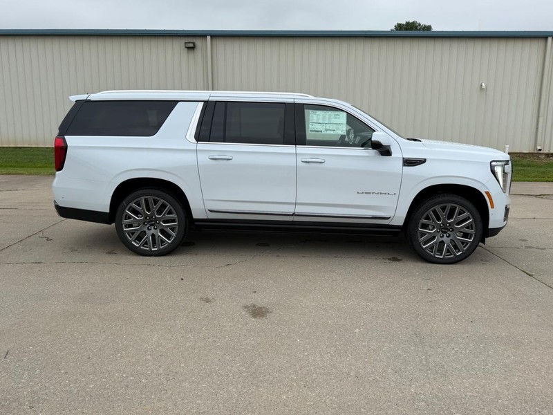 GMC Yukon XL Vehicle Full-screen Gallery Image 2