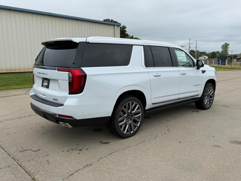 GMC Yukon XL Vehicle Full-screen Gallery Image 3