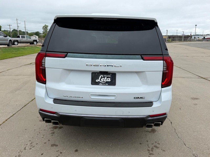 GMC Yukon XL Vehicle Full-screen Gallery Image 4