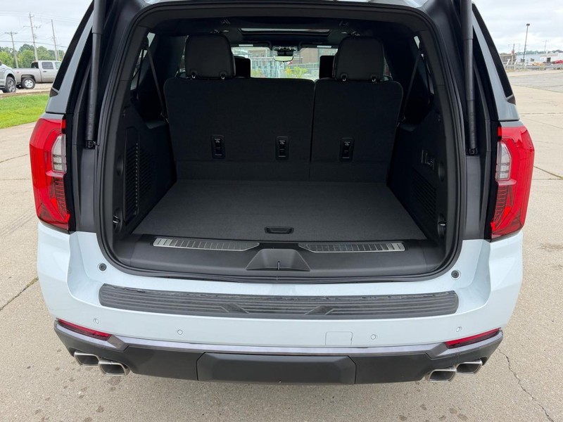 GMC Yukon XL Vehicle Full-screen Gallery Image 5