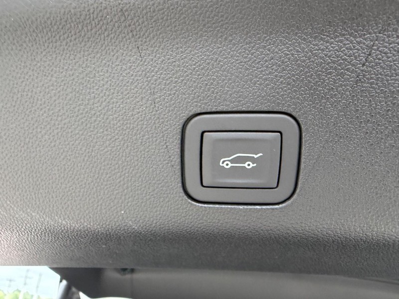 GMC Yukon XL Vehicle Full-screen Gallery Image 6