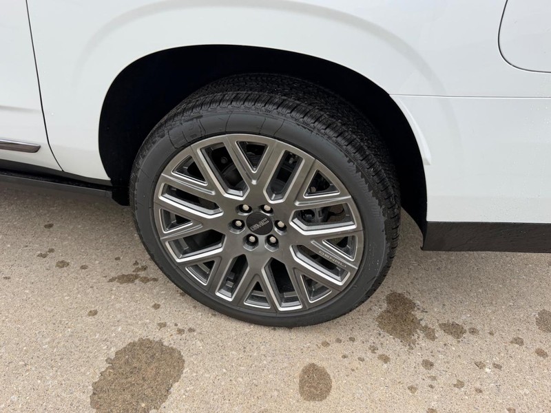 GMC Yukon XL Vehicle Full-screen Gallery Image 7