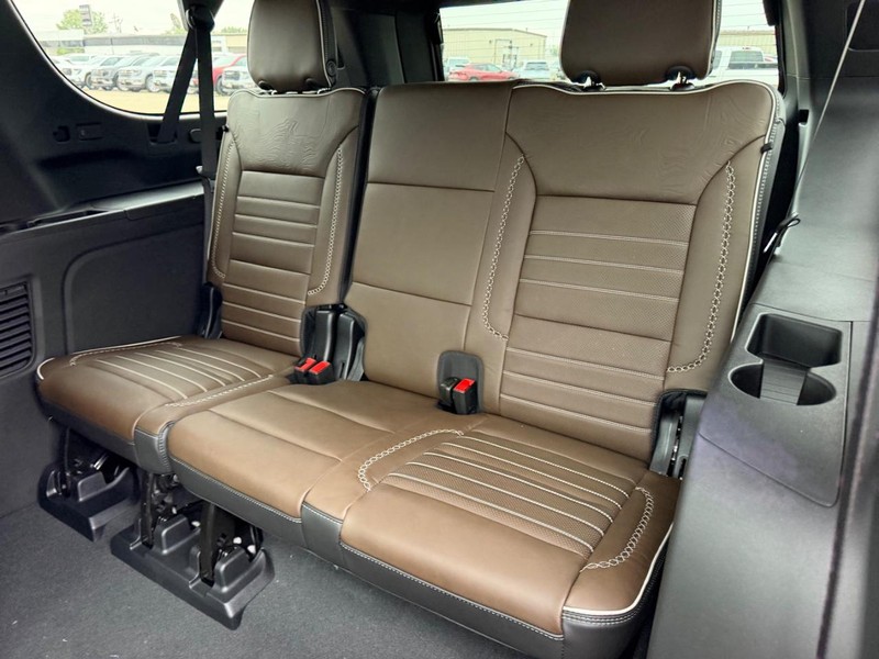 GMC Yukon XL Vehicle Full-screen Gallery Image 8