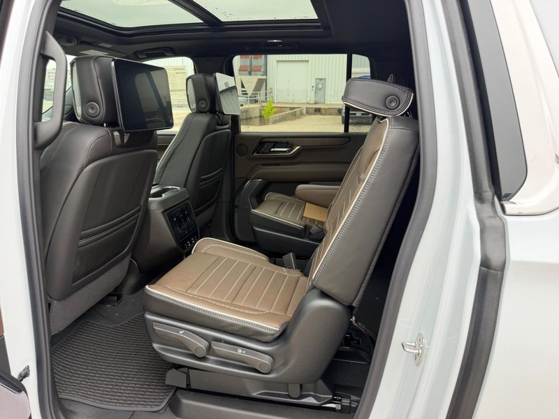 GMC Yukon XL Vehicle Full-screen Gallery Image 9