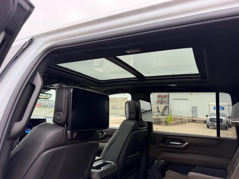 GMC Yukon XL Vehicle Full-screen Gallery Image 10