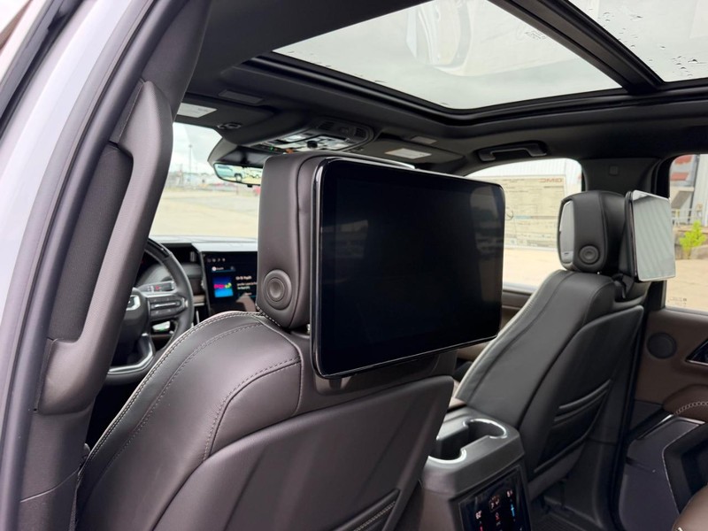 GMC Yukon XL Vehicle Full-screen Gallery Image 11