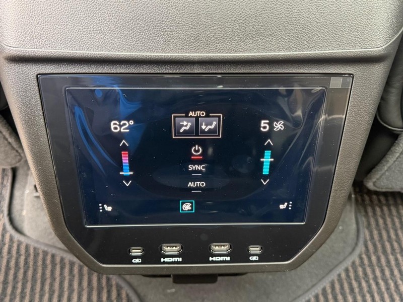 GMC Yukon XL Vehicle Full-screen Gallery Image 12