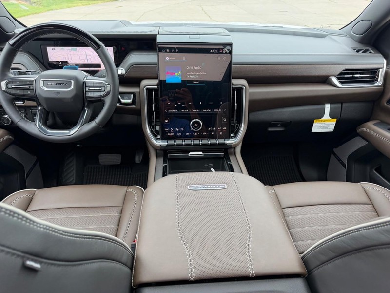 GMC Yukon XL Vehicle Full-screen Gallery Image 13