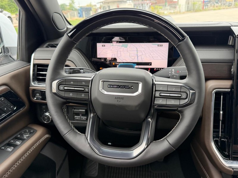 GMC Yukon XL Vehicle Full-screen Gallery Image 14