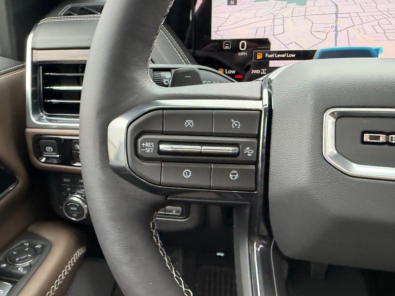 GMC Yukon XL Vehicle Full-screen Gallery Image 15