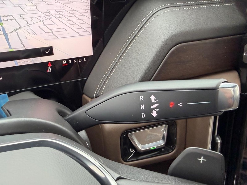 GMC Yukon XL Vehicle Full-screen Gallery Image 17