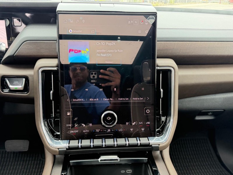 GMC Yukon XL Vehicle Full-screen Gallery Image 18