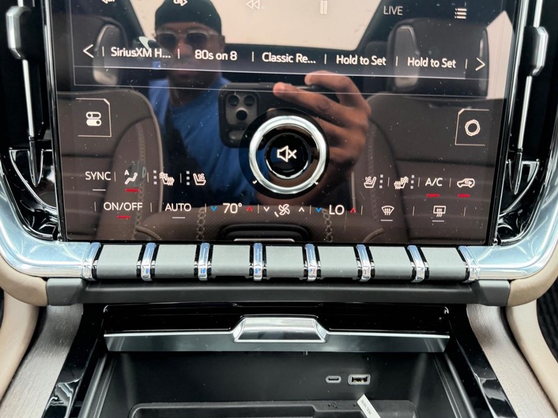 GMC Yukon XL Vehicle Full-screen Gallery Image 19